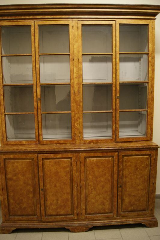 Libreria, Toscana sec. XIX, in legno laccato a otto sportelli quattro dei quali in vetro, cm 195x59x255