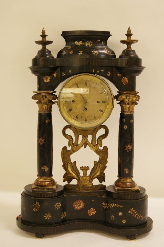 Orologio da tavolo, Impero, in legno laccato nero con decori floreali, colonne laterali con finali a capitello, meccanismo da riguardare, cm 43x17x62