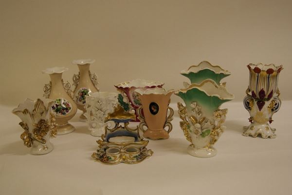Calamaio, sec. XIX, in porcellana policroma e nove vasetti in porcellana decorata, inizi sec. XX, difetti(10)