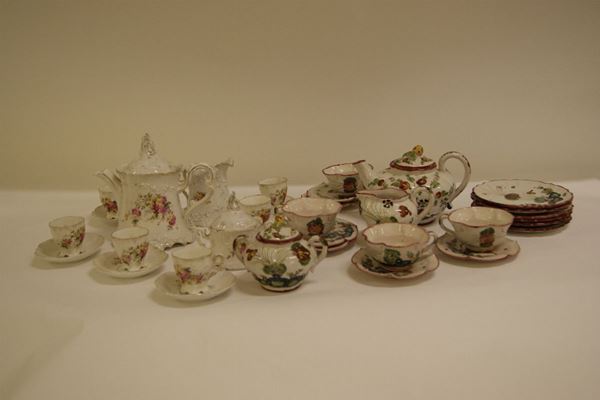 Servito in ceramica bianca con decori a fiori per sei persone; composizione di: quattro tazze con sei piattini, lattiera, teiera e sei piattini da dolce in maiolica Cantagalli