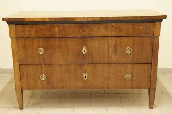 Cassettone, sec. XIX, in noce a tre cassetti, gambe troncopiramidali, cm 132x59,5x85, presenta restauri