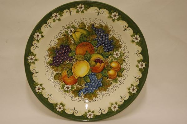 Piatto tondo, sec. XX, in maiolica decorata a frutta, firmato Ghironi, cm 61,5