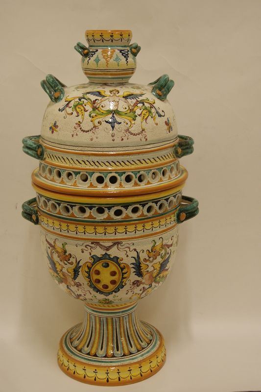 Braciere, sec. XX, in maiolica decorata con stemma e figure di animali, firmato Ghironi, alt. cm 90x48