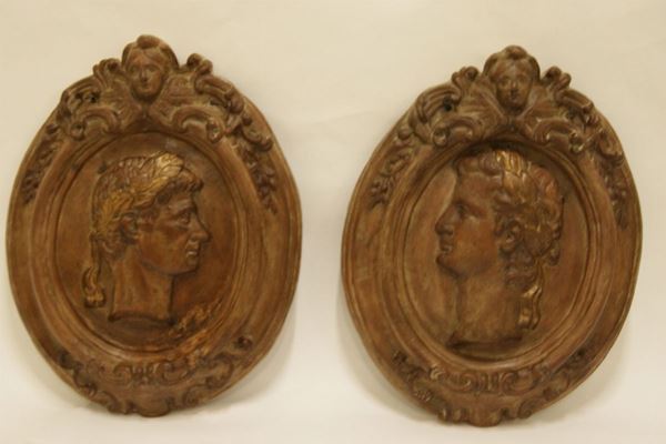Coppia di altorilievi, sec. XIX, in terracotta, volti, cm.45x57  - Asta Decorazione di Interni: Mobili, Oggetti d'Arte, Argenti, Dipinti Antichi e dei secc. XIX e XX - Poggio Bracciolini Casa d'Aste