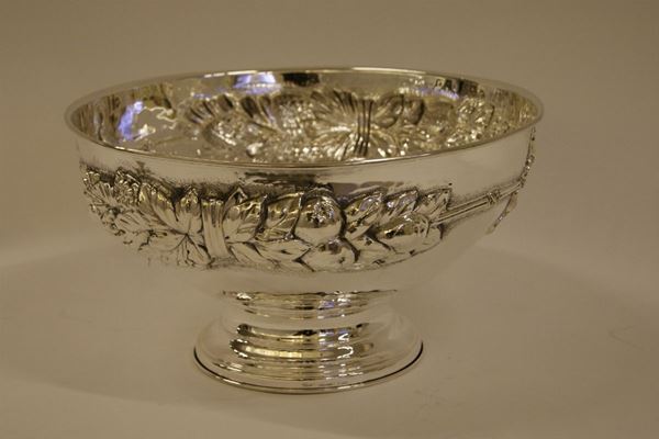 Grande coppa in argento sbalzato a frutti, produzione Raddi Firenze, alt. cm 22x41, gr. 2490