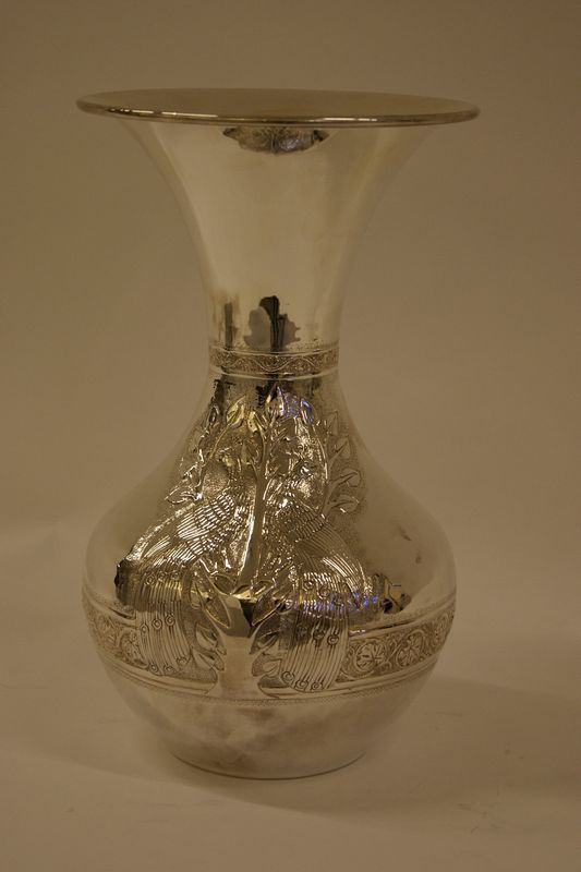 Vaso , in argento cesellato a pavoni e fiori, produzione Raddi Firenze, alt. cm 38x22, gr.1780