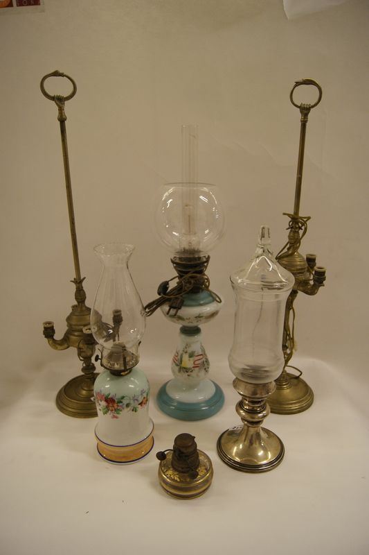 Due lucerne Fiorentine, sec. XIX, in ottone a quattro beccucci,tre lumi a petrolio ed un portacandela con base in metallo argentato