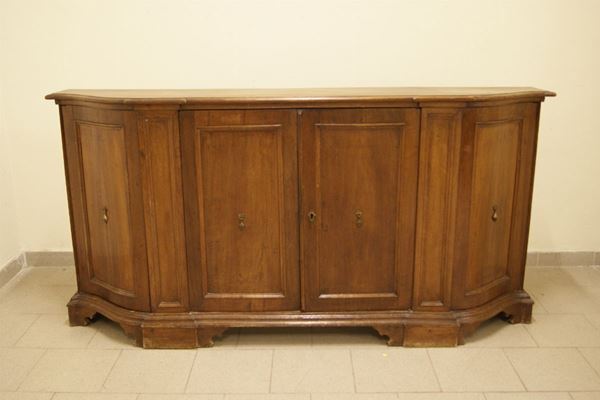 Credenza, in stile settecento, in noce scantonato, a quattro sportelli con parti antiche, cm 200x40x98