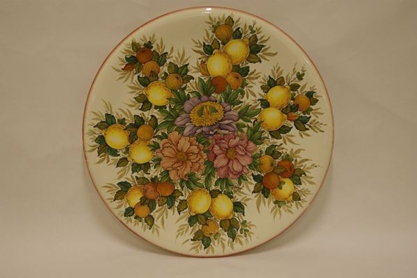 Piatto tondo, sec. XX, in maiolica decorata a fiori, firmato Ghironi, cm 72