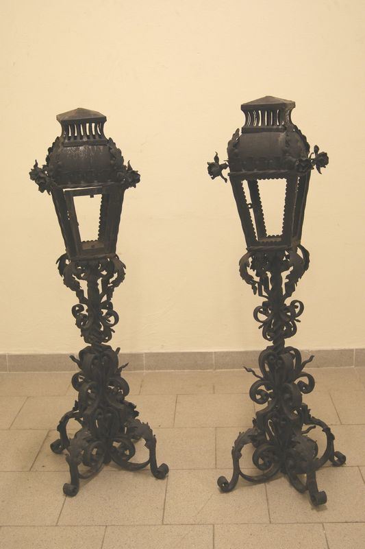 Coppia di lampioni, inizi sec. XX, da terra in ferro battuto lavorato, cm 112x27