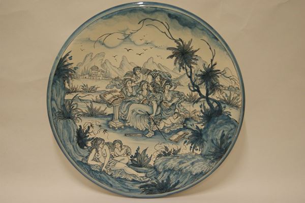 Piatto tondo, sec. XX, in maiolica decorata raffigurante dei personaggi , cm 71