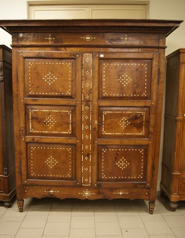 Armadio, Italia centrale, sec.XVIII, in legno intarsiato a due sportelli, gambe troncopiramidali, cm 210x80x240, restauri
