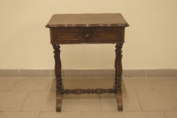 Tavolino da lavoro, Toscana sec. XIX, in legno ad un cassetto e piano da alzarsi, gambe tornite, cm 54x37x65