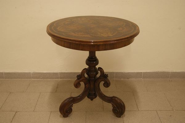 Tavolino tondo, sec. XIX, in legno con piano intarsiato in epoca posteriore, gamba centrale tornita, cm 68 x73