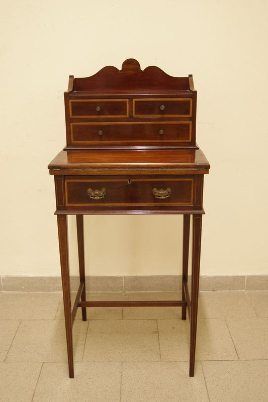 Scrittoio Davemport, Inghilterra sec. XIX, in legno filettato con piano a ribalta ,quattro cassetti, gambe troncopiramidali, cm 51x44x78