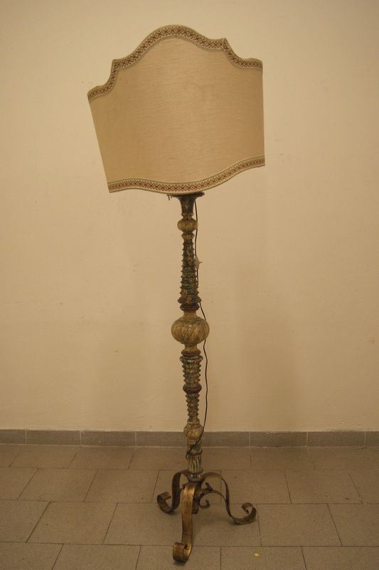Piantana,sec. XX, in legno laccato, con base in metallo dorato, alt. cm 180