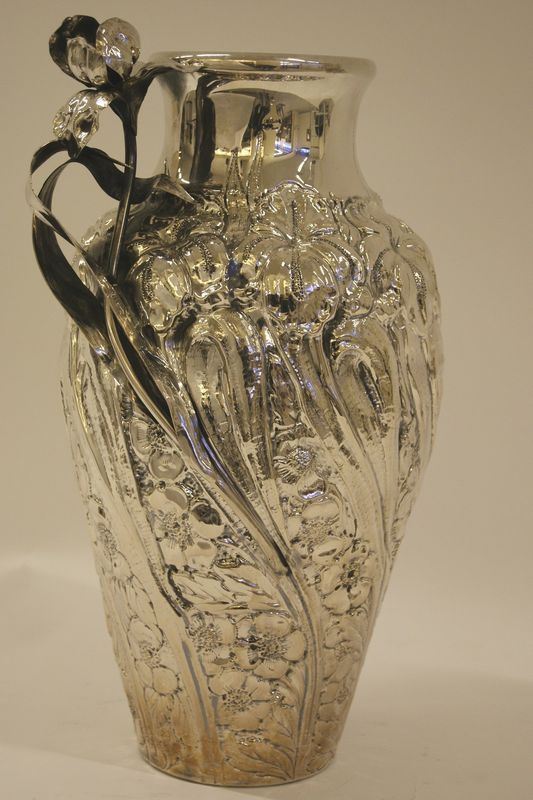 Vaso, in argento cesellato a iris, cm 46x24, gr. 2550