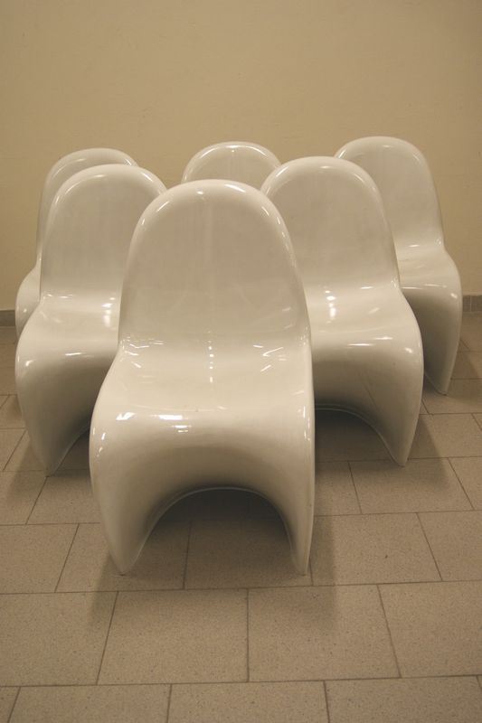 Sei sedie, in vetroresina sagomato e laccato, cm 49x55x86