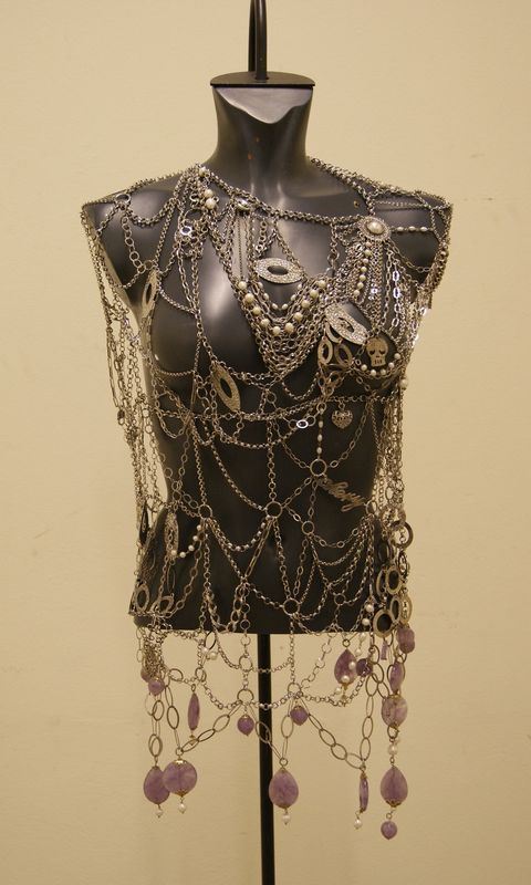 Abito corto, da sfilata, con maglie in argento, pietre ametiste e perle,  gr.1260