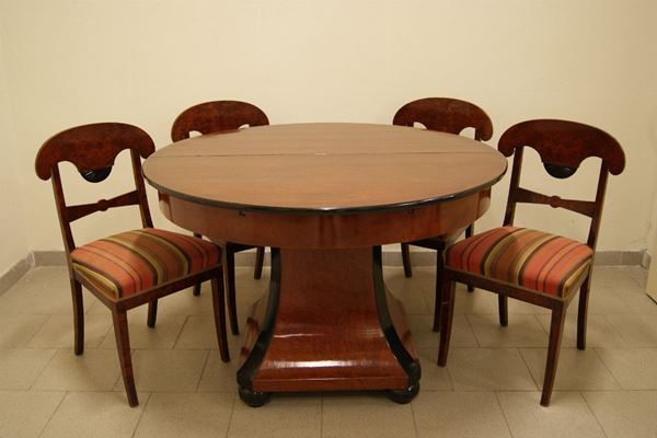Tavolo tondo, allungabile, periodo Bidermaier, in legno, completo di due prolunghe, diam. cm 120; quattro sedie analoghe