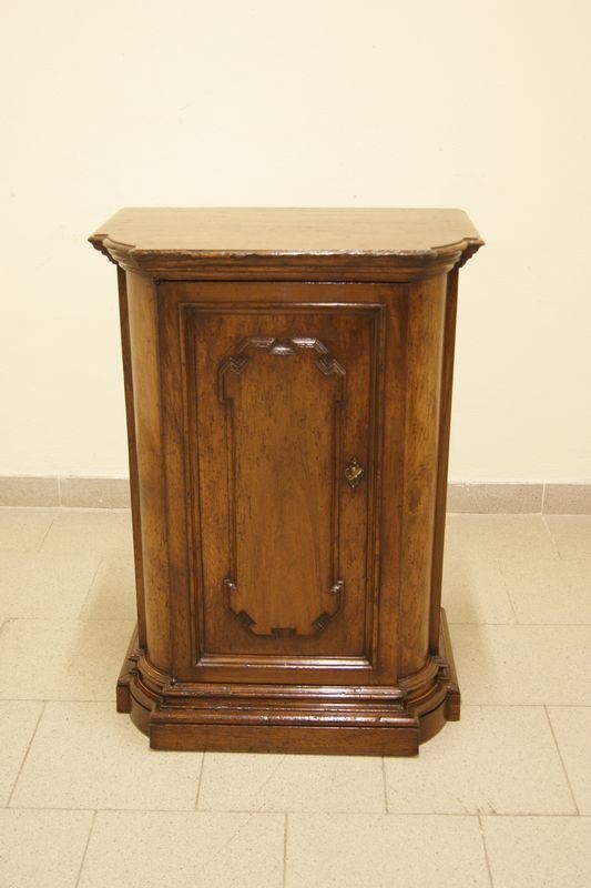 Credenzino,sec. XIX, in noce ad uno sportello ed un cassetto, cm 61x40x85