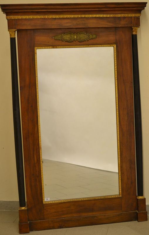 Specchiera, Toscana sec. XIX, in noce intagliato e dorato con colonne ebanizzate, cm 105x163