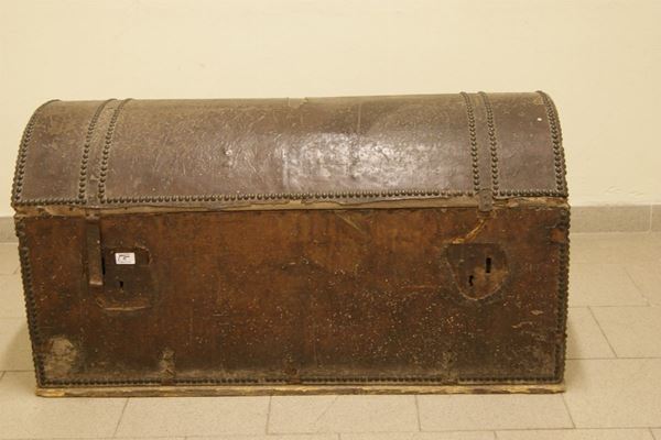 Baule, sec.XIX, in legno e cuoio centinato,  cm 110x53x58, difetti