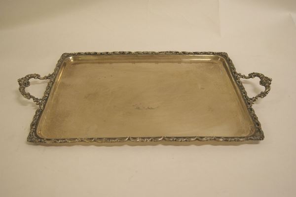 Vassoio, sec.XX, in argento rettangolare, con bordo smerigliato a due manici, cm 63x39, gr. 2460