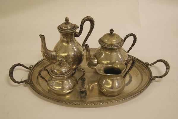Servito, sec. XX, in argento composto da quattro pezzi e vassoio con bordo lavorato, gr.2100