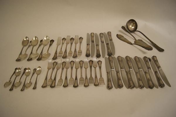 Servito di posate, sec. XX, in argento composto da: 6 forchette, 6 coltelli  6 cucchiai,12
