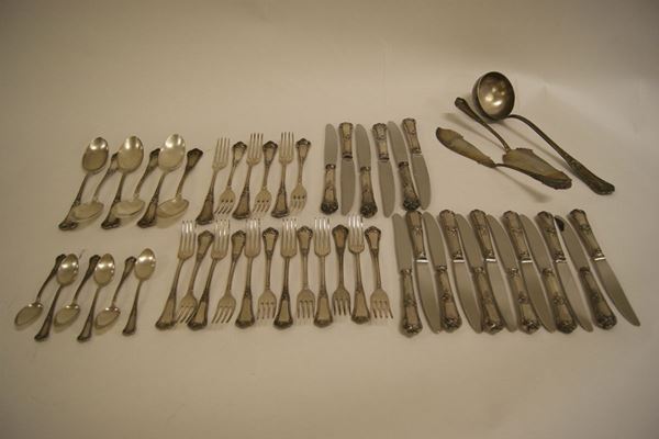 Servito di posate, sec. XX, in argento composto da: 6 forchette, 6 coltelli 6 cucchiai,12 forchettine, 12 coltelli da frutta, 6 cucchiaini , 3 posate grandi. tot. pezzi 51 gr. 2300 (senza coltelli)