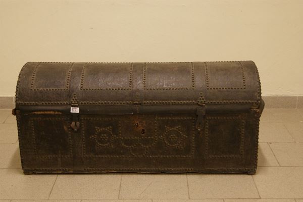 Bauletto, sec.XIX, in legno e cuoio centinato, cm 110x40x50, danni