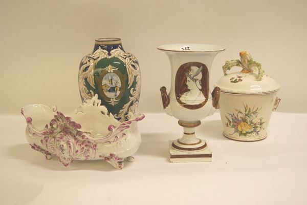 Lotto composto di: vaso in maiolica policroma; coppa con coperchio; vaso a forma Medici;  centrotavola in ceramica a motivi vegetali, presenta difetti(4)