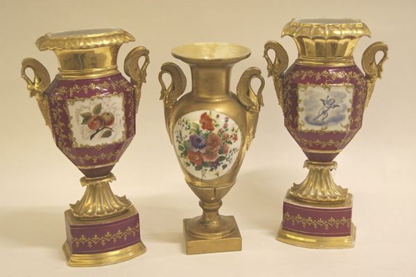 Coppia di vasi, sec.XIX, Pompadour-oro a fiori ed un altro vaso simile, presenta ampi restauri
