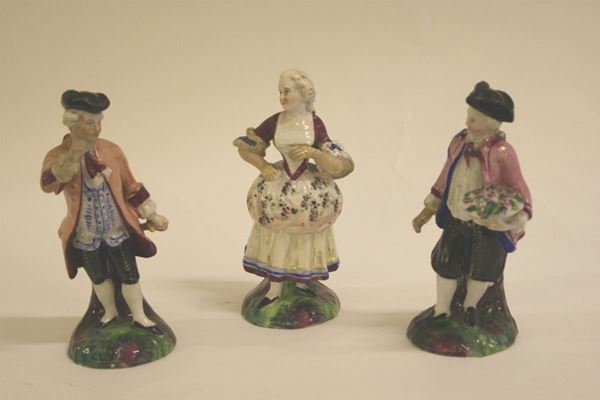Tre statuine, sec. XIX, in porcellana policroma, alt. cm 17, difetti