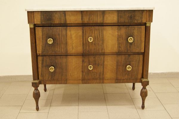 Cassettone, Toscana inizi sec.XIX, in radica di noce, piano in marmo, tre cassetti ,colonne con rapporti in bronzo, cm 117x58x104, piccole mancanze