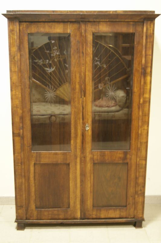 Vetrina, periodo Biedermeier, in legno a due sportelli con vetri decorati, cm 107x46x166, danni