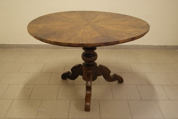 Tavolo tondo, sec. XX, in noce con gamba tornita su 3 piedini sagomati, diam. cm 118 e alt. cm 78