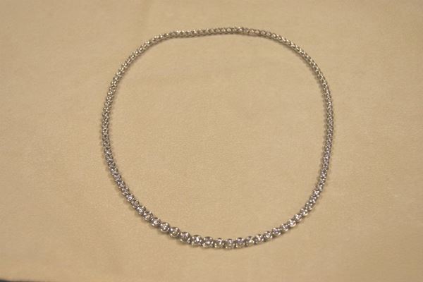 Girocollo in oro bianco con centosette brillanti, varie scanalature