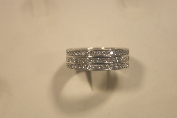 Anello in oro bianco a fascia di brillanti