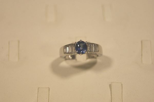 Anello in oro bianco con zaffiro e brillanti baguette
