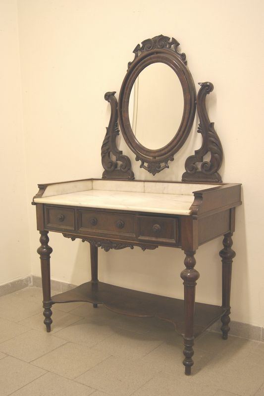 Toilette, Toscana, sec. XIX, in noce, a tre cassetti, piano in marmo, specchiera a bilico, gambe tornite, cm 103x65x167