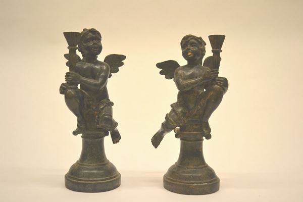 Coppia di sculture, sec. XX, in metallo, putti alt. cm 33