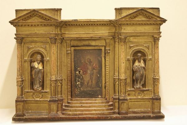 Ciborio, Toscana sec. XVI, in legno dorato con colonne scanalate, sportello con pittura, lateralmente due sculturine policrome, cm 80x38x57