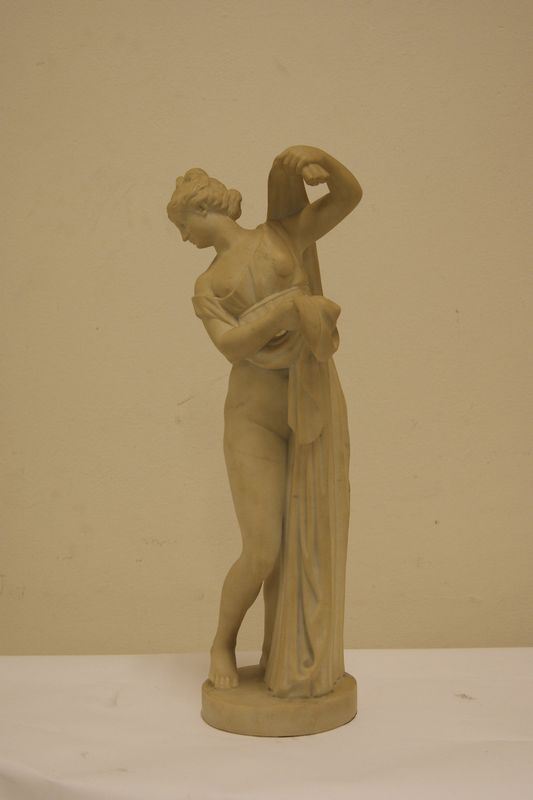 Statua in marmo, sec. XX, Figura femminile, con colonna marmo nera. alt. cm. 62