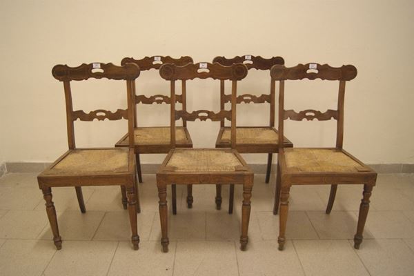Cinque sedie, sec. XIX, in noce filettato, spalliera sagomata e sedile impagliato