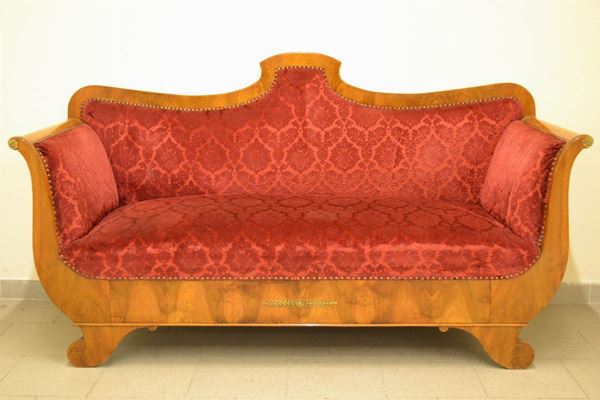 Divano, sec.XIX, in legno sagomata, imbottata e ricoperto in velluto rosso, cm 180x64x100