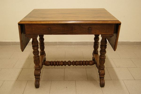 Tavolo, sec.XIX, in noce filettato con bandelle laterali. cm 100x73x81