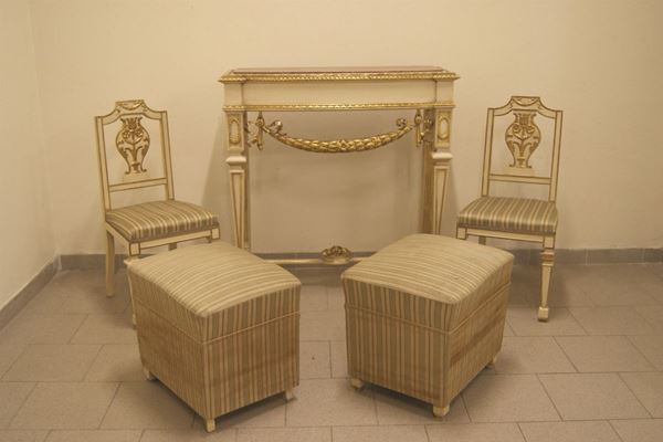 Consolle in stile settecento, in legno laccato e dorato e piano in marmo,cm 100x37x104; coppia di sedie e due pouf analoghi