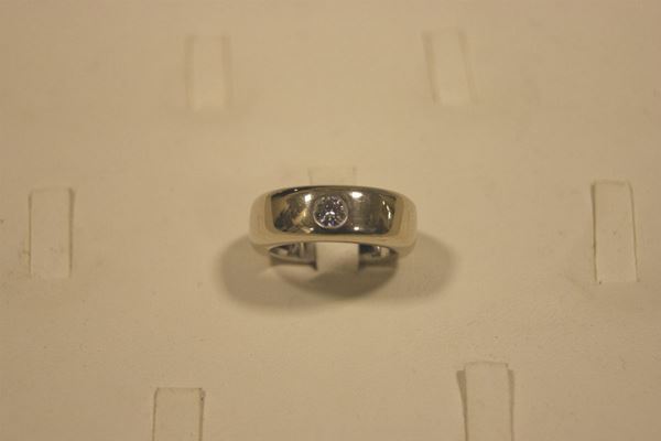 Anello in oro satinato con brillante, ct. 0,30